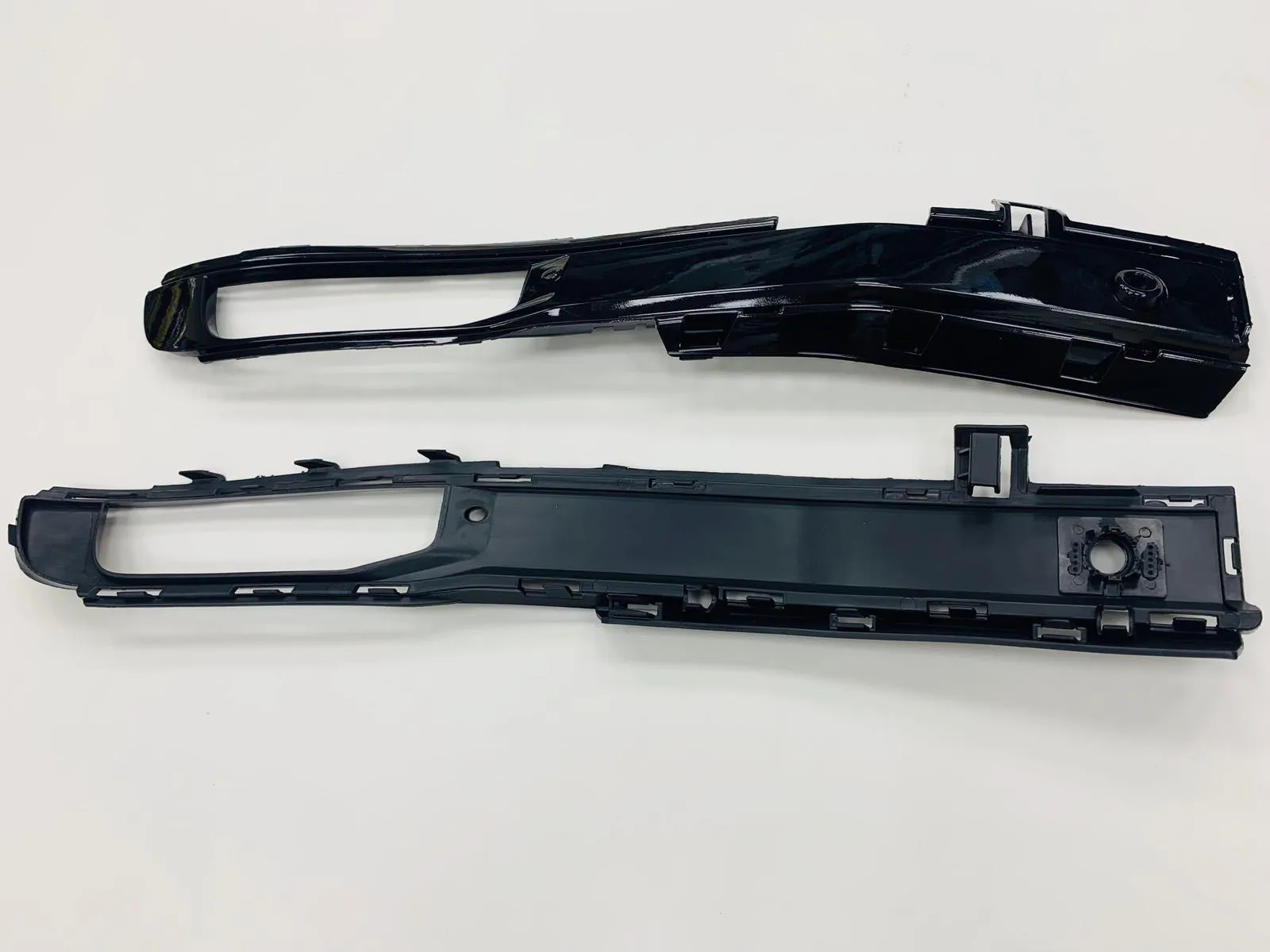 VW T6 Gloss Black Fog Light Covers (Suitable for vehicles with or without parking sensor’s)